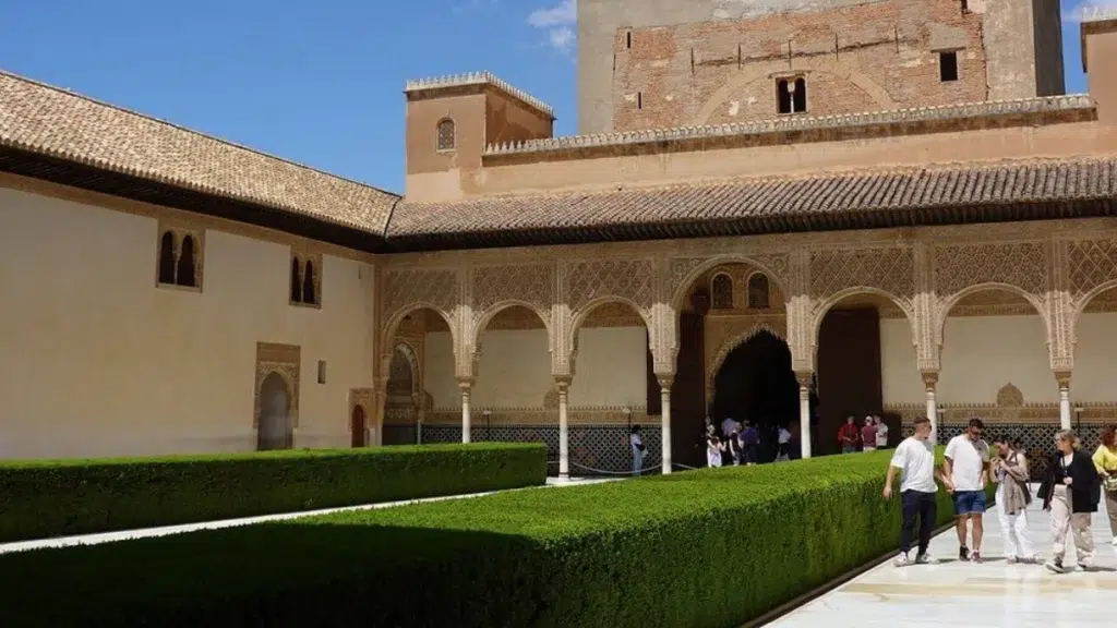 Neem voldoende tijd om het Alhambra te bezoeken.