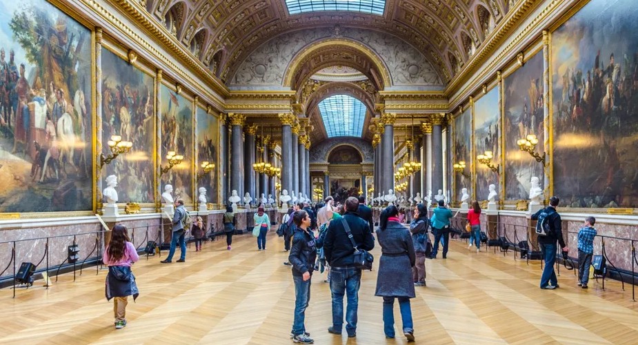 Ryhmäkierroksen kohtaamispaikka Louvre