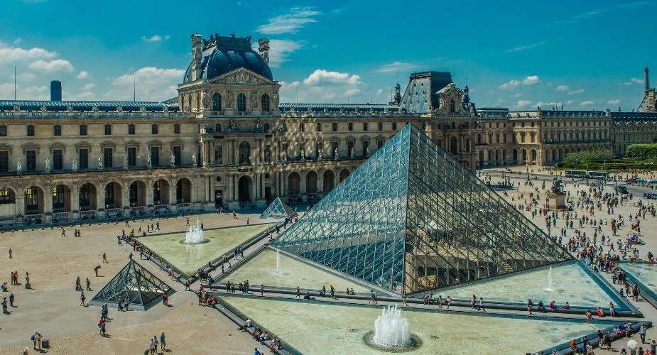 O Museu do Louvre foi inicialmente construído como uma fortaleza.