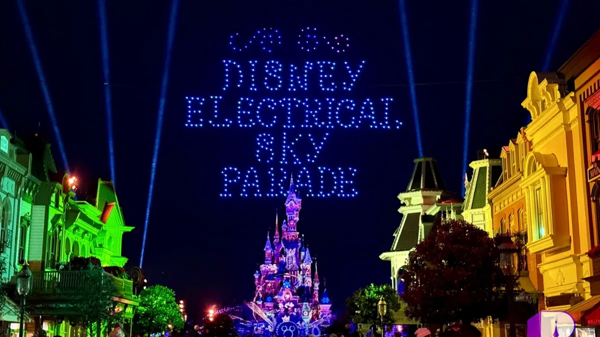 „Disney Electrical Sky Parade“ paradas