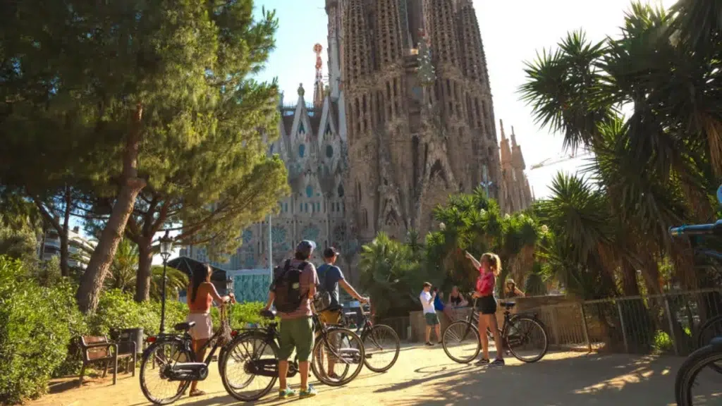 Da un paseo en bicicleta cerca de la Sagrada Familia.
