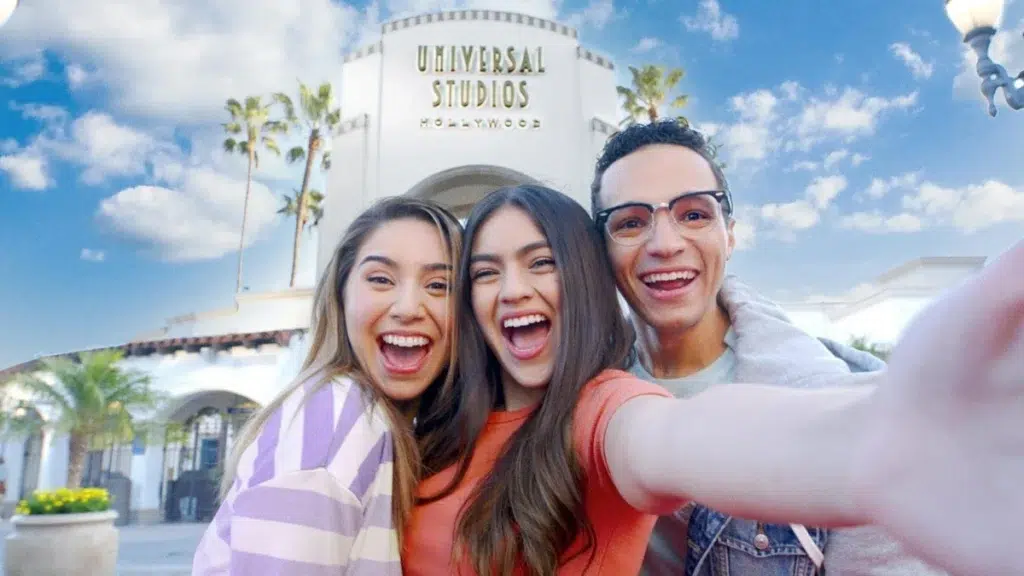 Бесплатный билет на второй день в Universal Studios Hollywood.